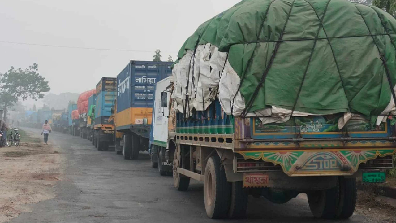 পাটুরিয়া-দৌলতদিয়া নৌ-রুটে যানবাহনের দীর্ঘ সারি