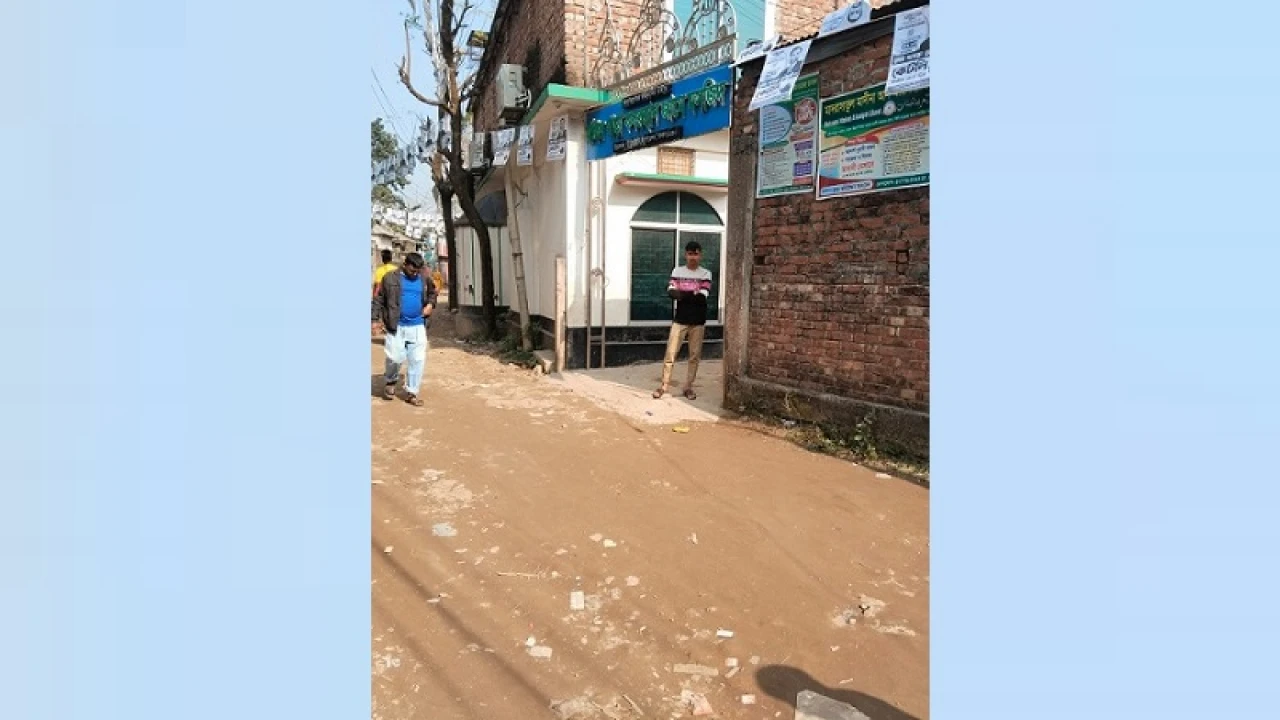 উত্তরখানে ভোটকেন্দ্রের বাইরে ২ ককটেল বিস্ফোরণ