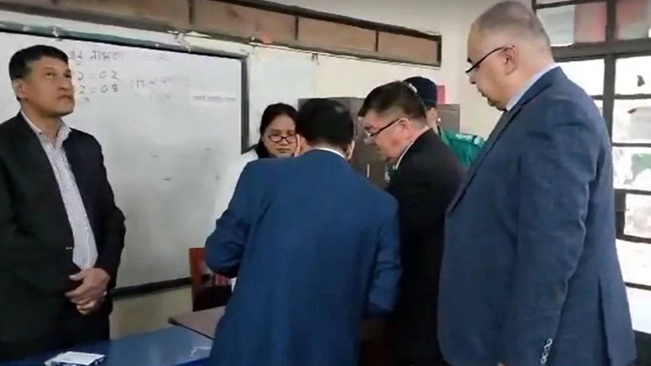 ভোটকেন্দ্রে বিদেশি পর্যবেক্ষক দল