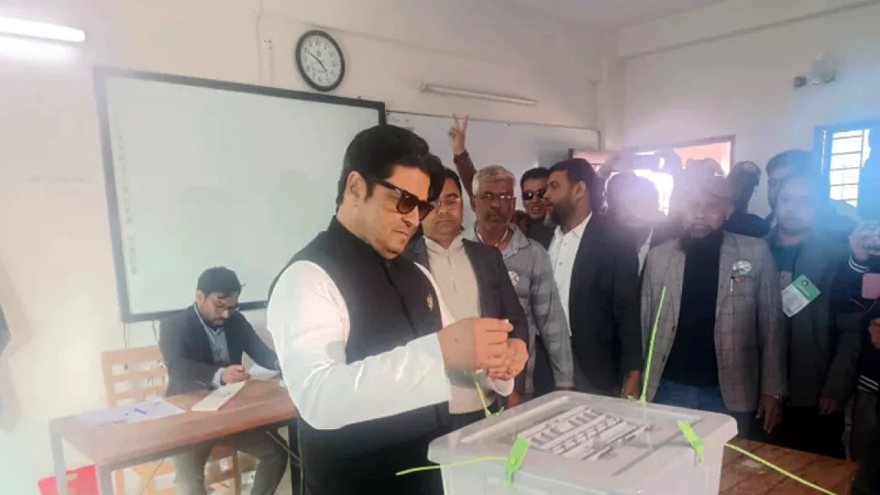 ভোট দিলেন ফেরদৌস, বললেন বিজয় সুনিশ্চিত