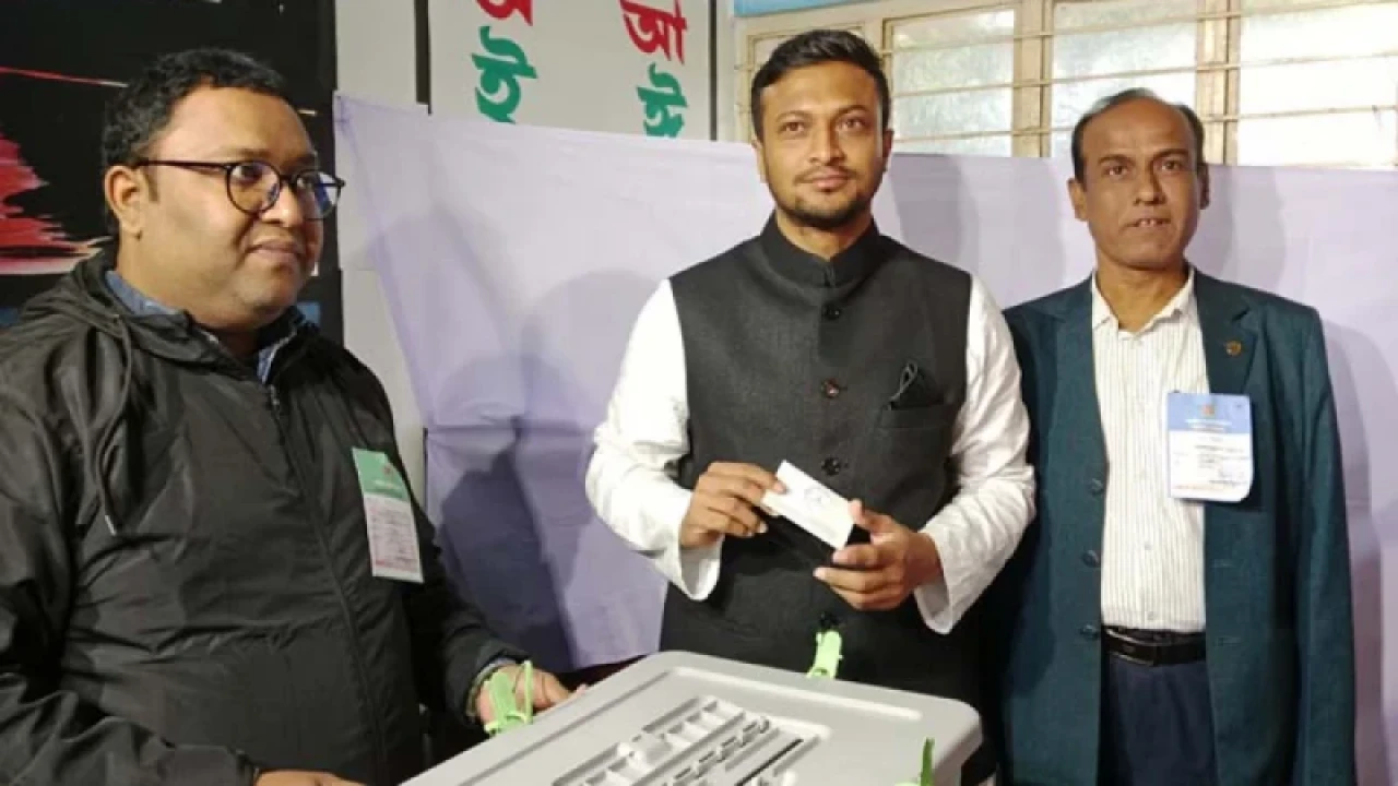 বিশাল ব্যবধানে এগিয়ে সাকিবের নৌকা