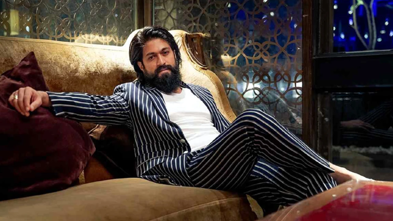 সারপ্রাইজ দিতে গিয়ে ৩ ভক্তের মৃত্যু, যা করলেন যশ