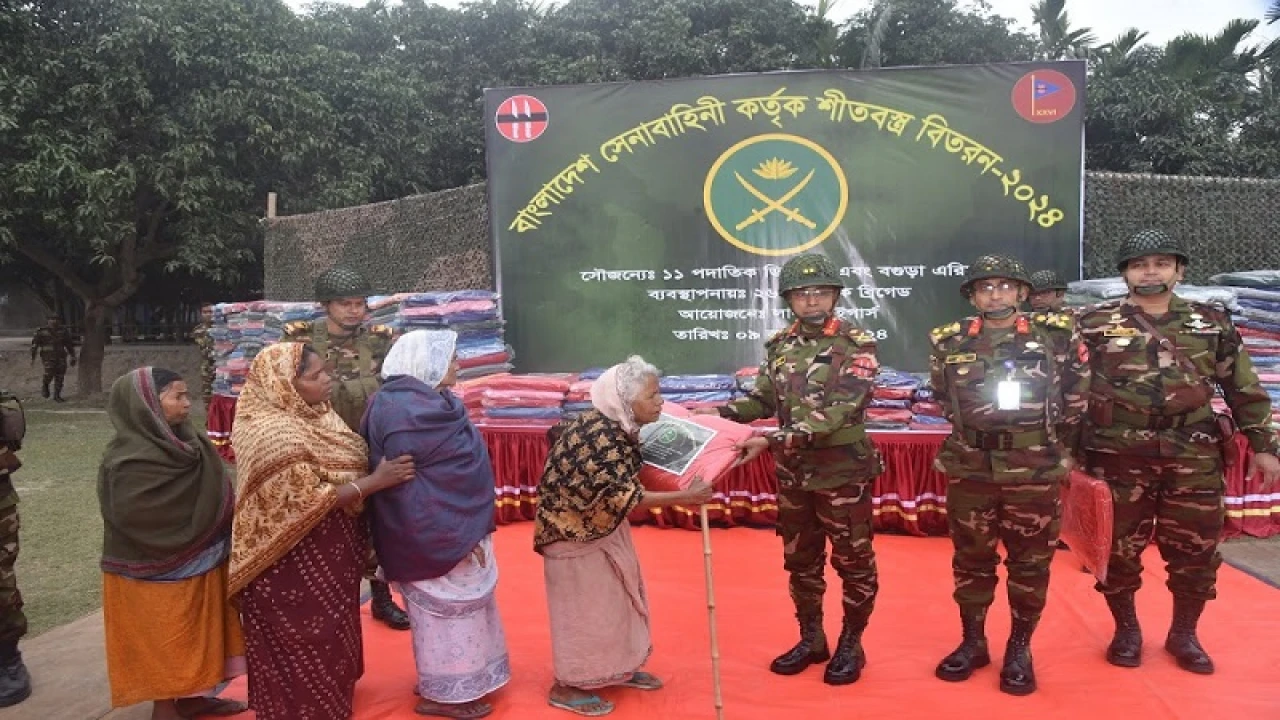 নওগাঁয় শীতার্তদের মধ্যে সেনাবাহিনীর কম্বল বিতরণ