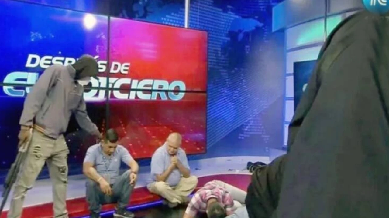 টেলিভিশনে লাইভ অনুষ্ঠান চলাকালে বন্দুকধারীর হামলা