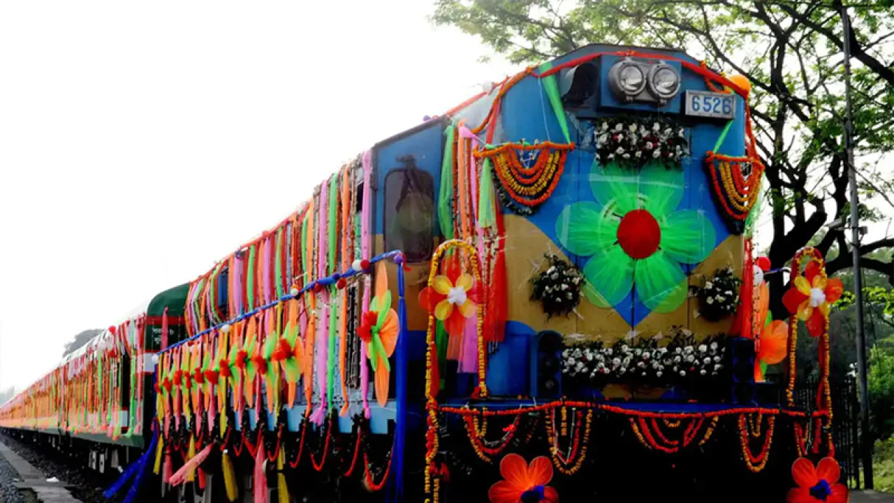 প্রথমবারের মতো যাত্রী নিয়ে কক্সবাজারে ‘পর্যটক এক্সপ্রেস’