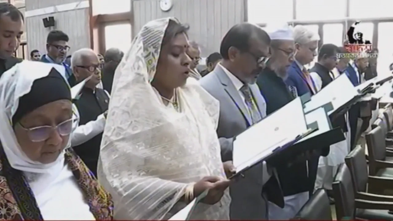 শপথ নিলেন নবনির্বাচিত ৬২ স্বতন্ত্র সংসদ সদস্য