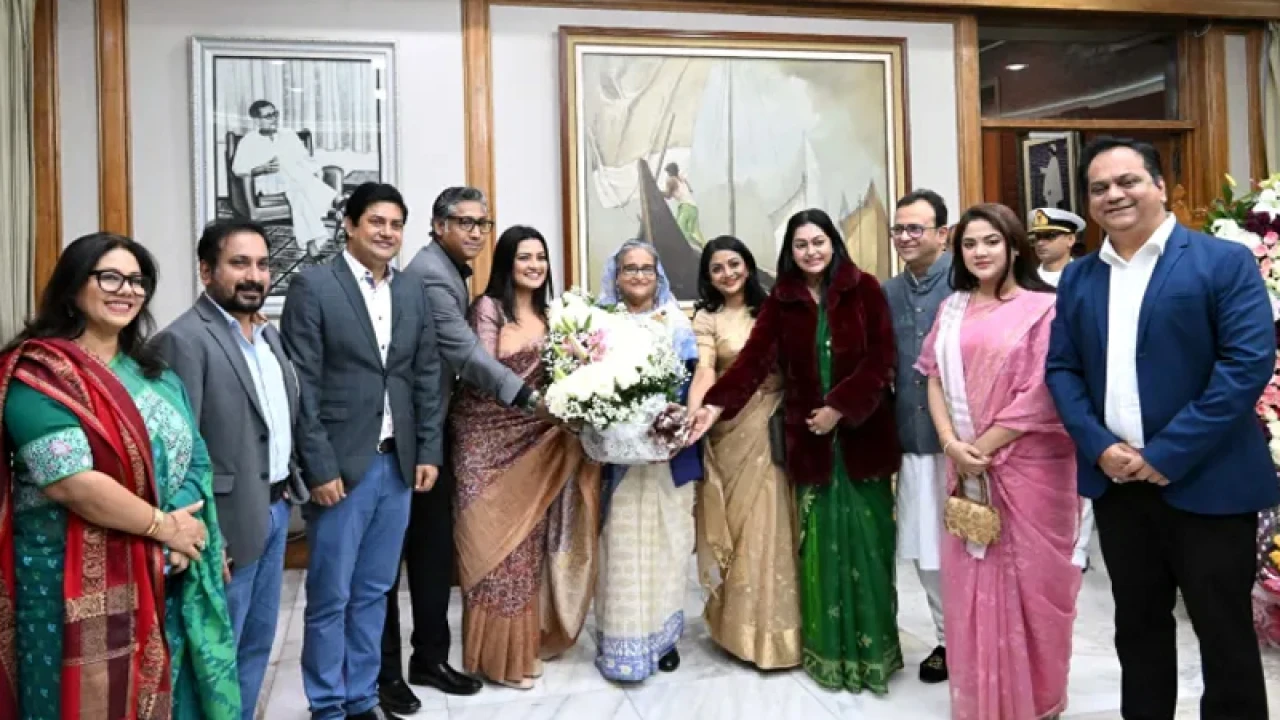 প্রধানমন্ত্রীকে শুভেচ্ছা জানালেন শিল্পীরা