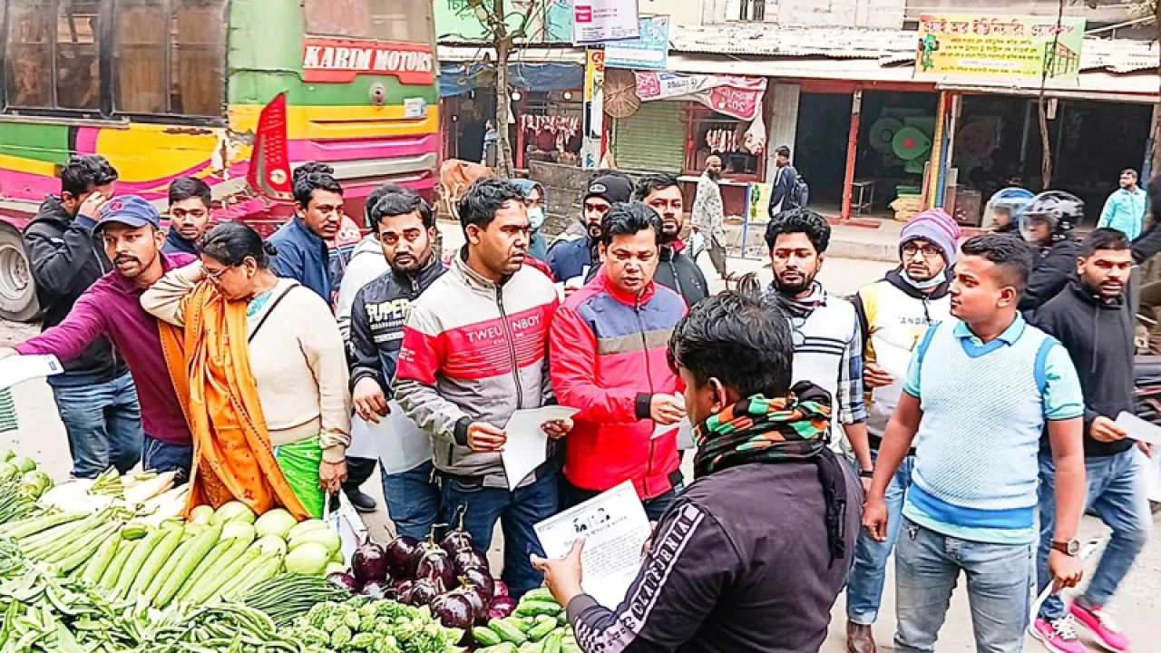 রাজধানীতে ছাত্রদলের লিফলেট বিতরণ