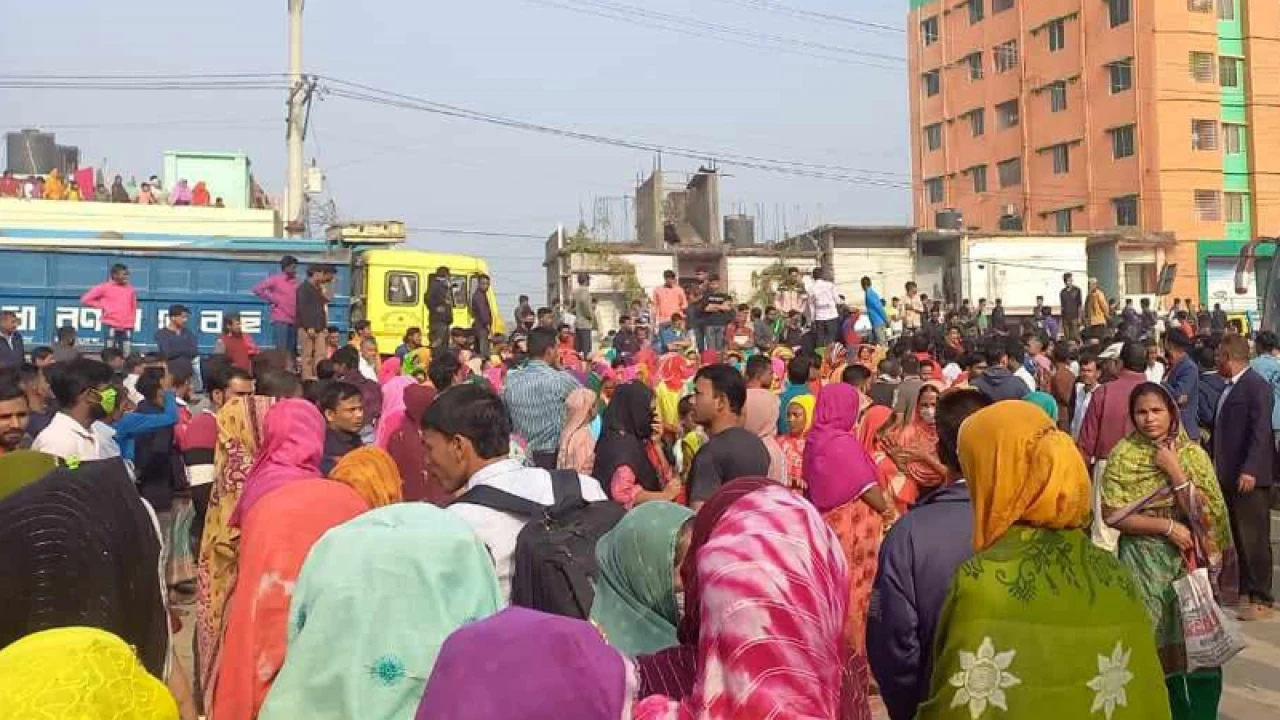 নতুন মজুরি কাঠামোতে বেতনের দাবিতে মির্জাপুরে সড়ক অবরোধ