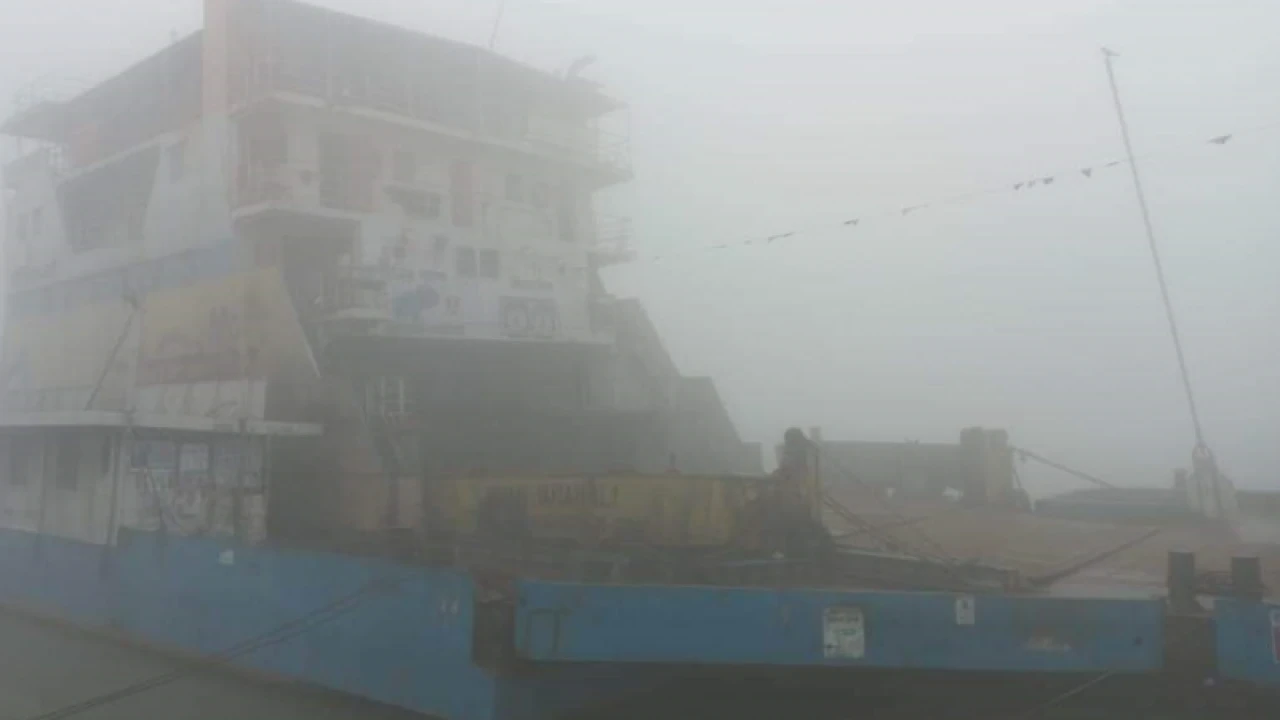 ঘন কুয়াশায় আরিচা-কাজিরহাট রুটে ফেরি চলাচল বন্ধ