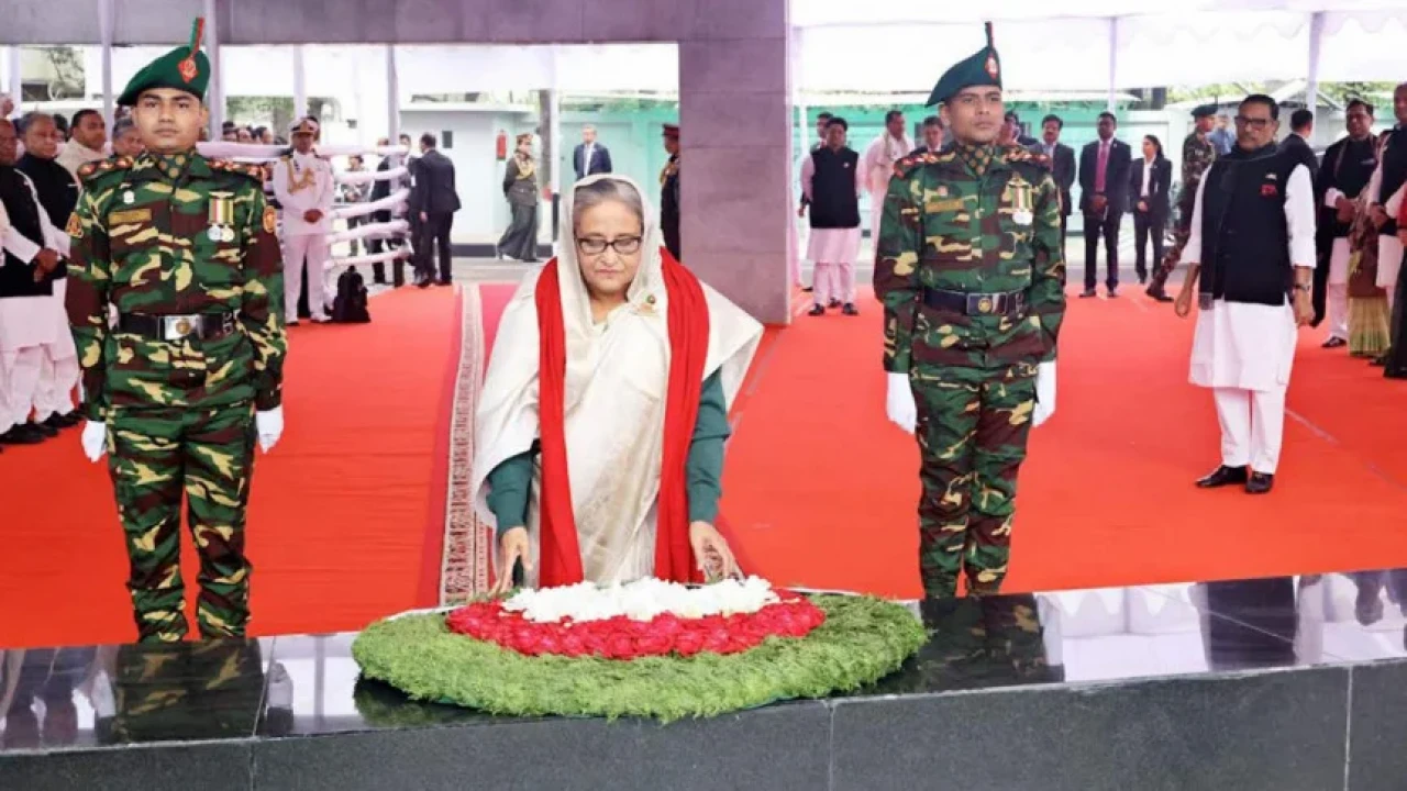 নতুন মন্ত্রিসভার সদস্যদের নিয়ে বঙ্গবন্ধুর প্রতিকৃতিতে প্রধানমন্ত্রীর শ্রদ্ধা