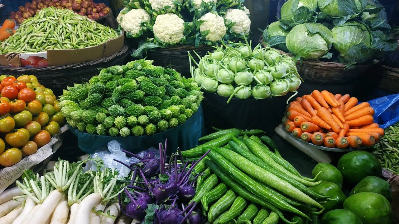 শীত মৌসুমেও উত্তপ্ত সবজির বাজার