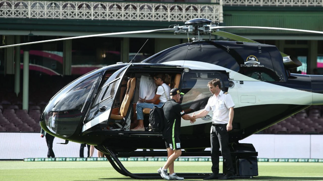 ‘হলিউড স্টাইলে’ মাঠে হেলিকপ্টার নিয়ে নামলেন ওয়ার্নার