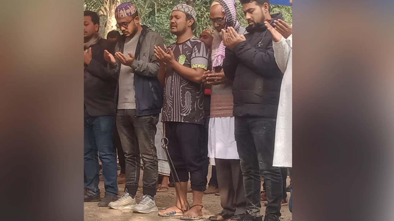 ডান্ডাবেড়ি পায়ে বাবার জানাজায় ছাত্রদল নেতা