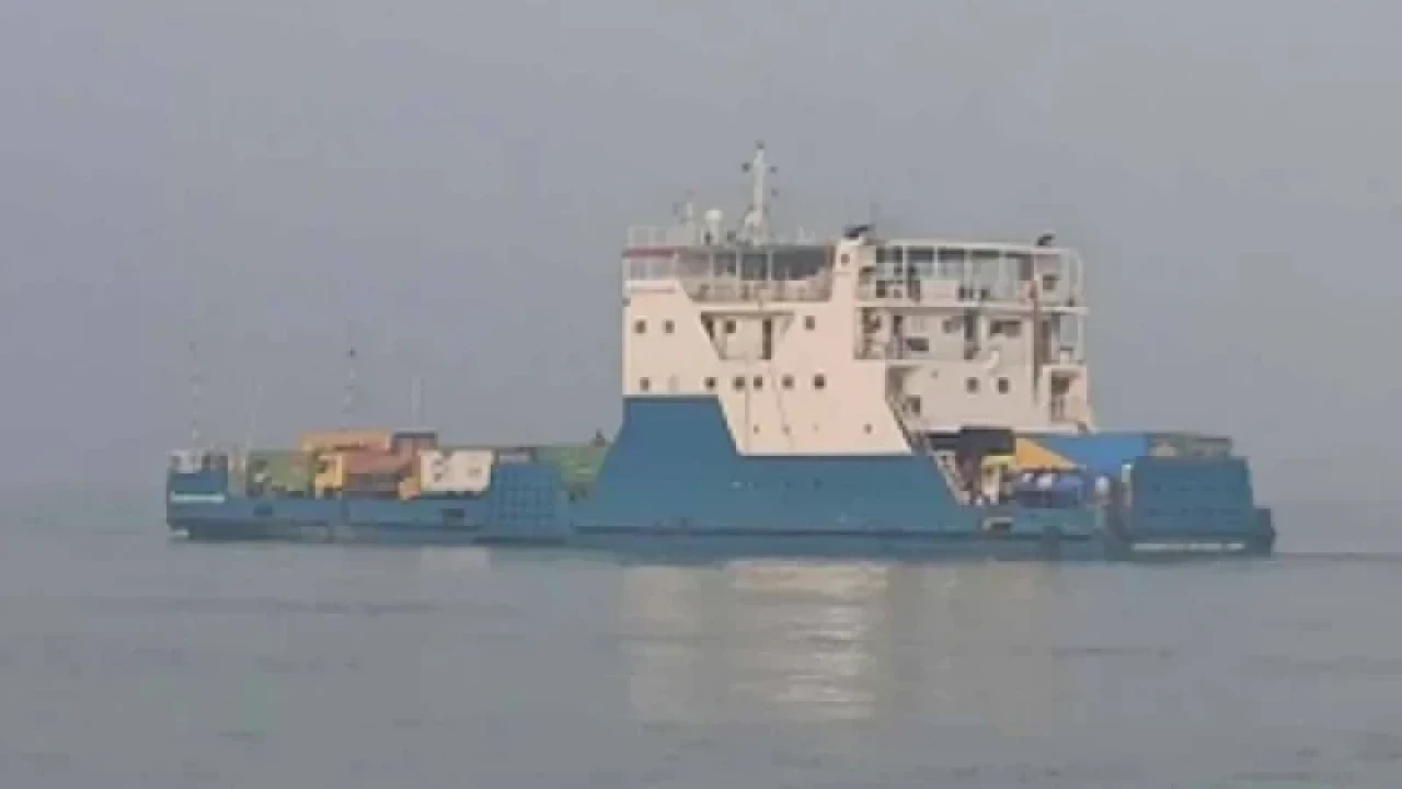 সাড়ে ৬ ঘণ্টা পর শরীয়তপুর-চাঁদপুর নৌরুটে ফেরি চালু