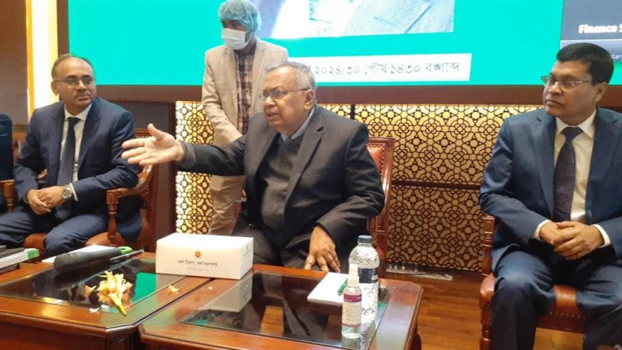 অফিসে এসে অর্থমন্ত্রী বললেন, ‘একটু সময় দিন’