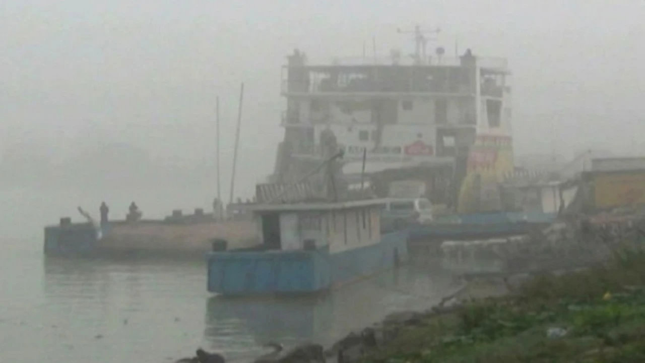 দৌলতদিয়া-পাটুরিয়া নৌরুটে ফেরি চলাচল বন্ধ