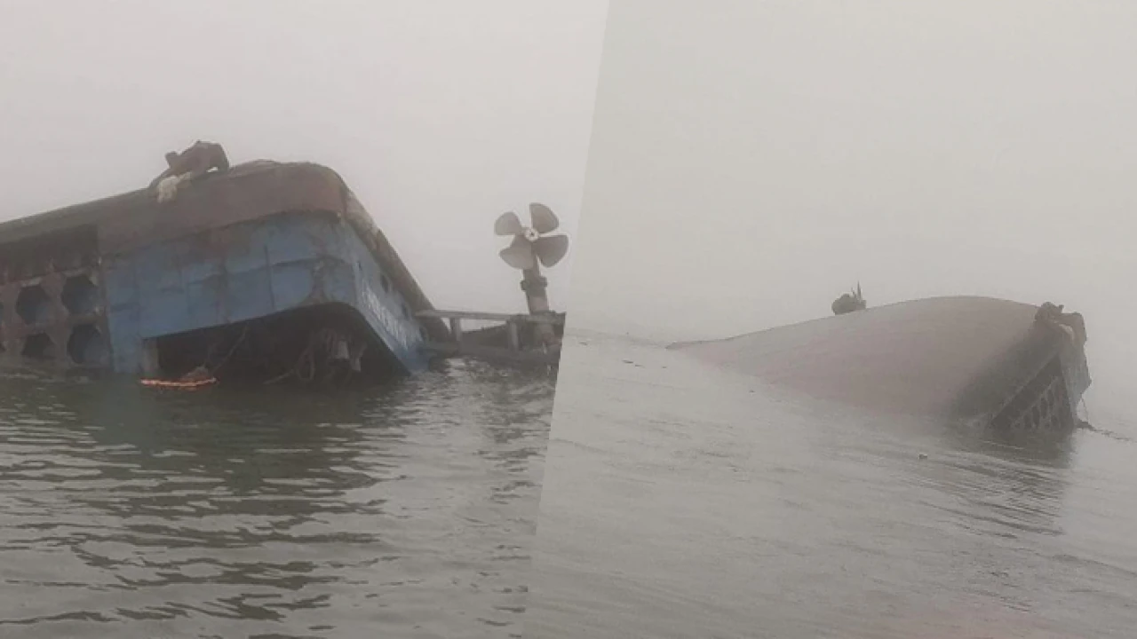 বাল্কহেডের ধাক্কায় পদ্মায় যানবাহনসহ ডুবে গেল ফেরি