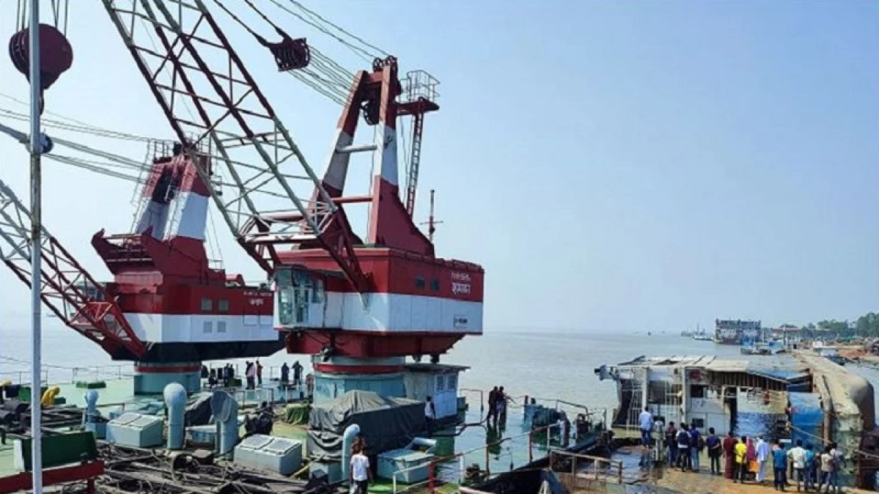 ডুবে যাওয়া ফেরি উদ্ধারে যোগ দিচ্ছে হামজা-রুস্তম