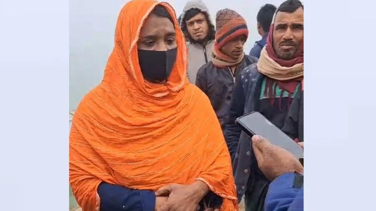 চালক ভাইয়ের খোঁজে ফেরিঘাটে অপেক্ষায় রোকেয়া