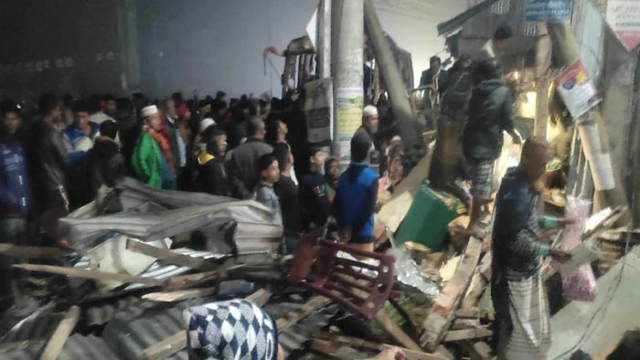 নিয়ন্ত্রণ হারিয়ে বাস ঢুকে পড়ল দোকানে, আহত ১২