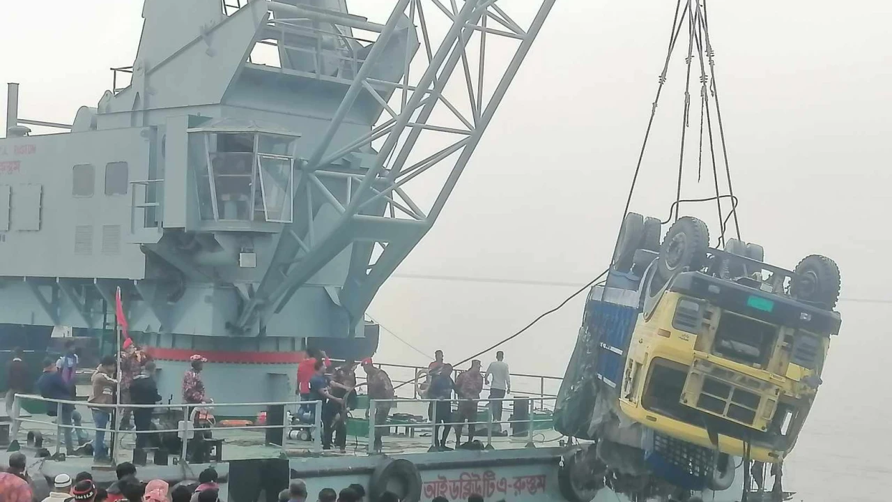 ‘প্রত্যয়’ আসলে শুরু হবে ফেরি উদ্ধার কাজ, বসে আছে হামজা-রুস্তম