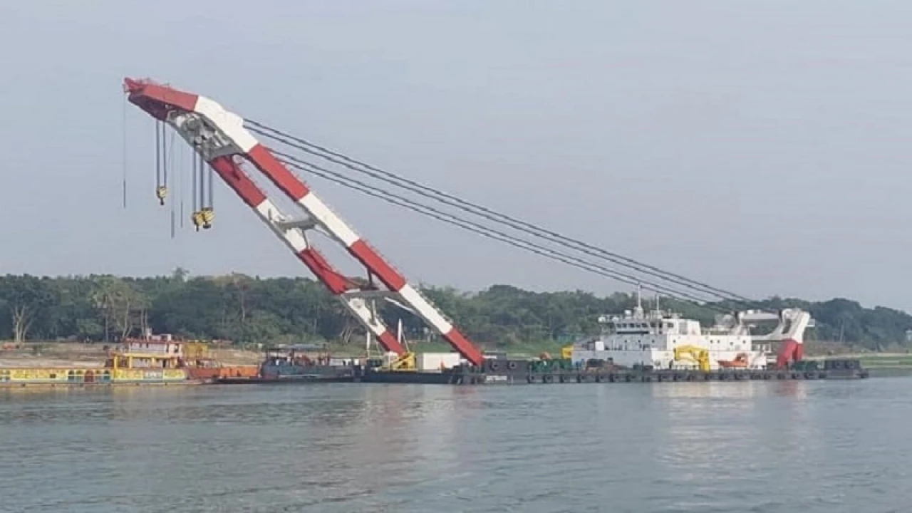 ফেরি উদ্ধারে চলছে ‘এয়ার লিফটিং ব্যাগ’ স্থাপন