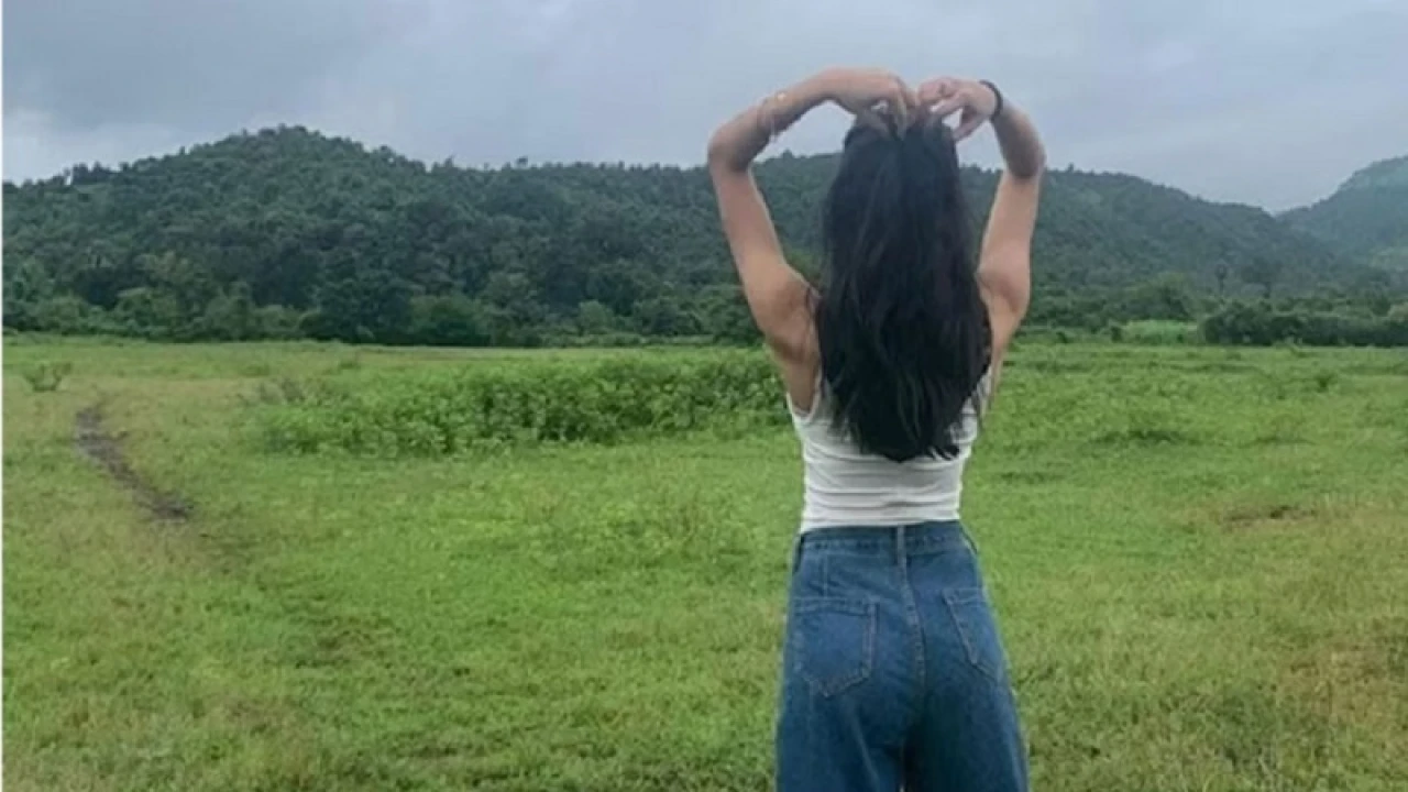 এক সিনেমাতেই শাহরুখ-দীপিকাকে পেছনে ফেললেন এই নায়িকা