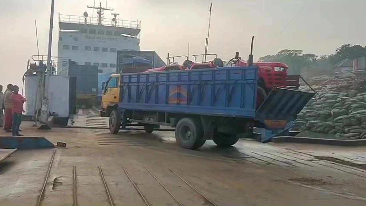 দৌলতদিয়া-পাটুরিয়া রুটে যান চলাচল স্বাভাবিক