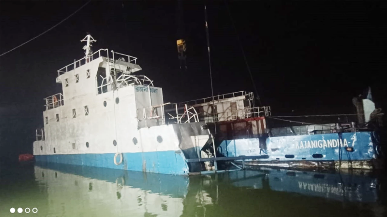 ৮ দিন পর ডুবে যাওয়া ফেরি রজনীগন্ধা উদ্ধার