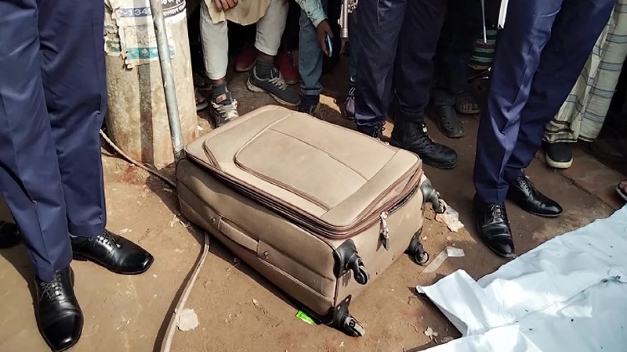 নারীর ফেলে যাওয়া লাগেজে মিলল মরদেহ