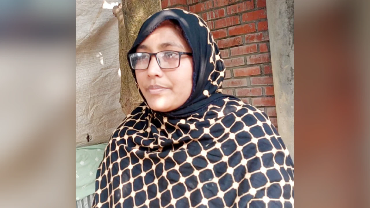 স্বজনদের পাহারায় স্কুলে যান শিক্ষিকা