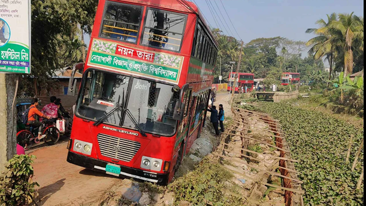 নিয়ন্ত্রণ হারিয়ে সড়কের বাইরে নোবিপ্রবির বাস
