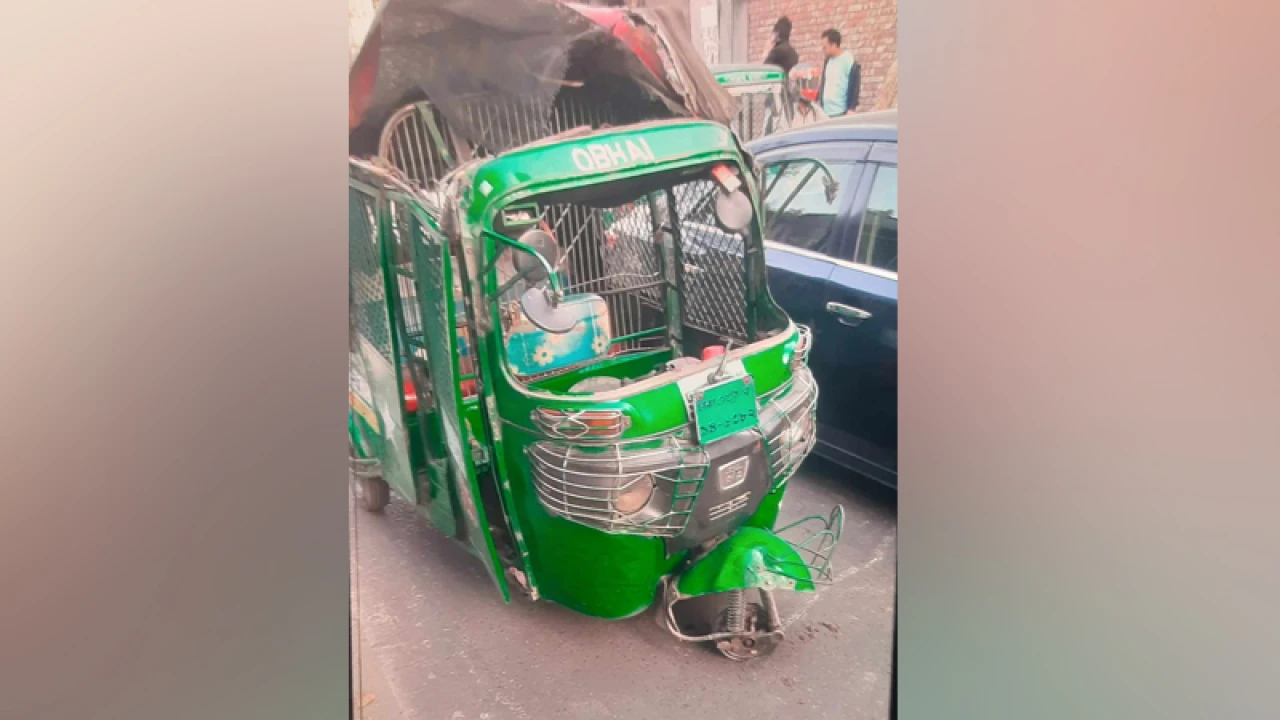 হাতিরঝিলে অটোরিকশা উল্টে প্রাণ গেল চালকের