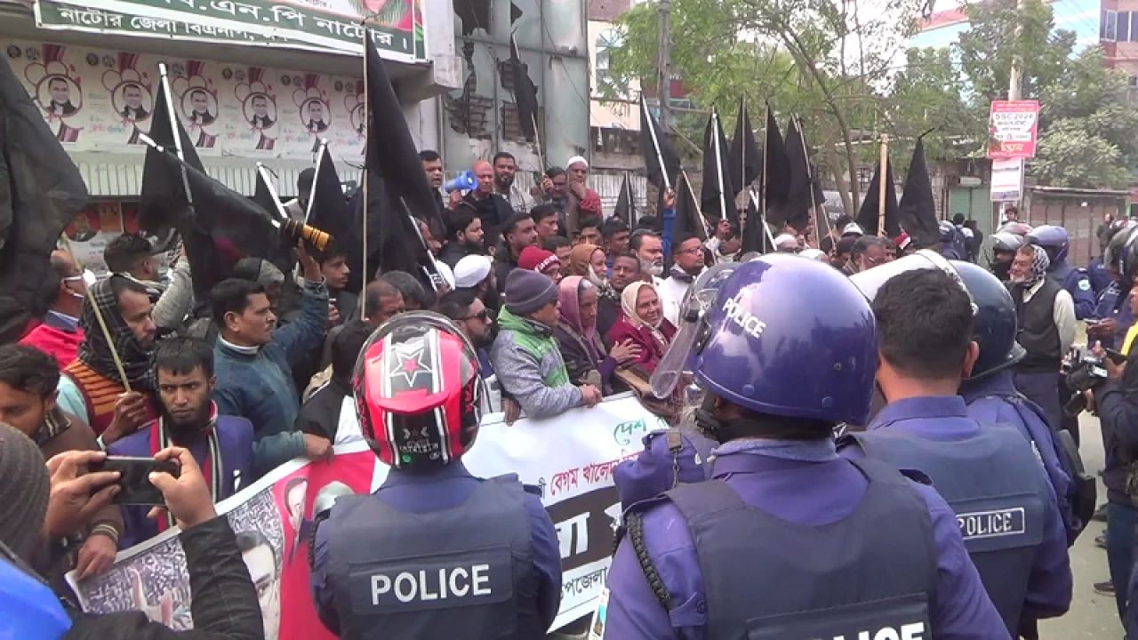 নাটোরে কালো পতাকা মিছিলে বাধা, বিএনপির সমাবেশ