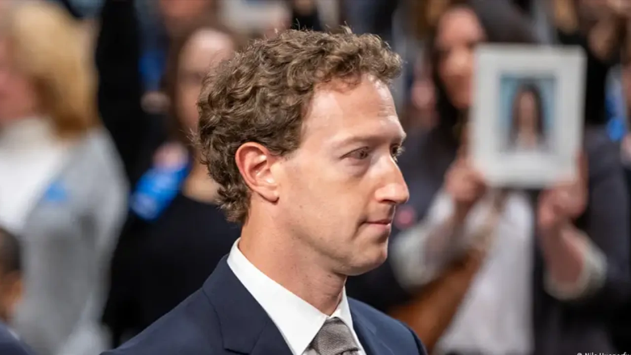 শিশুদের ক্ষতি করছে সামাজিক মাধ্যম, ক্ষমা চাইলেন জাকারবার্গ