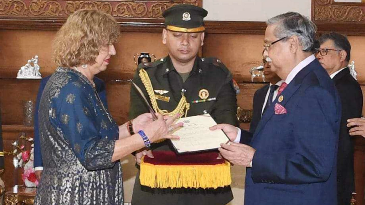 রাষ্ট্রপতির কাছে ৭ দেশের অনাবাসিক রাষ্ট্রদূতের পরিচয়পত্র পেশ
