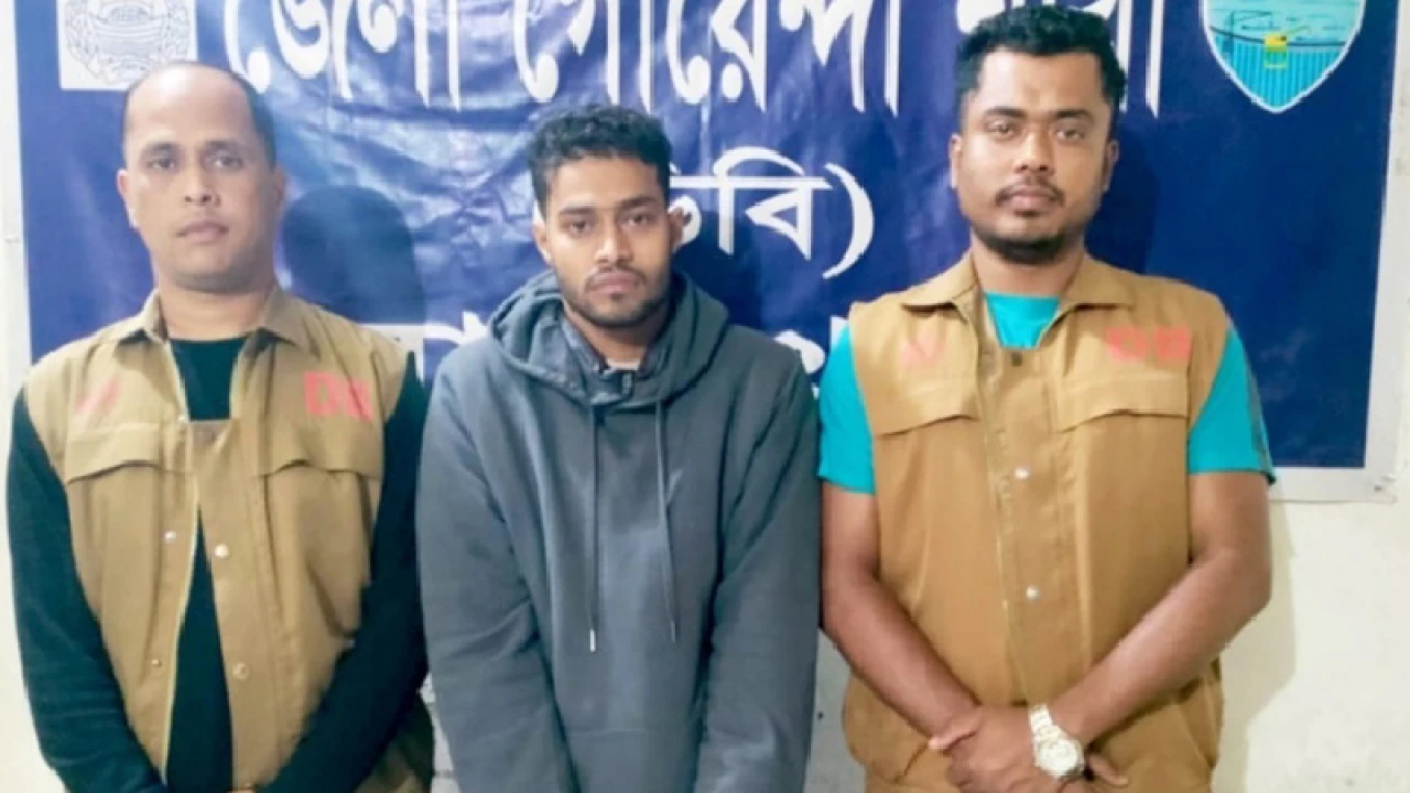 প্রবাসীর স্ত্রীর আপত্তিকর ভিডিওসহ যুবক গ্রেপ্তার