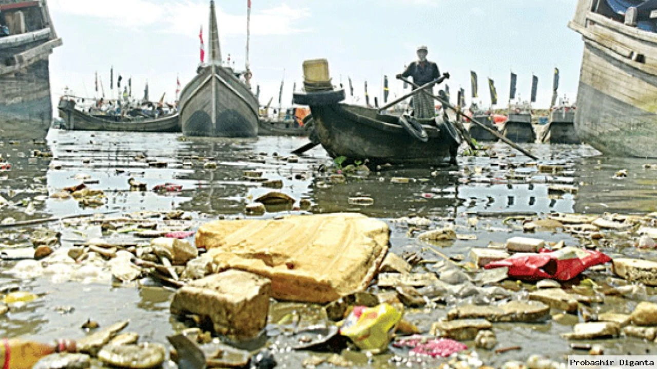 বাজার-কারখানার বর্জ্যে থামছে না হালদা দূষণ