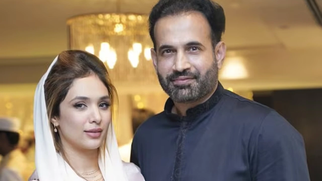 ৮ বছর পর স্ত্রীকে প্রকাশ্যে আনলেন ইরফান পাঠান