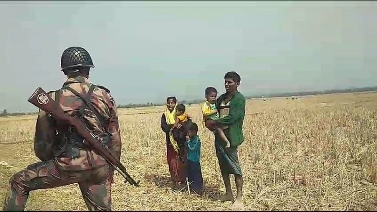 গোলাগুলির মধ্যে বাংলাদেশে ঢুকল রোহিঙ্গা পরিবার