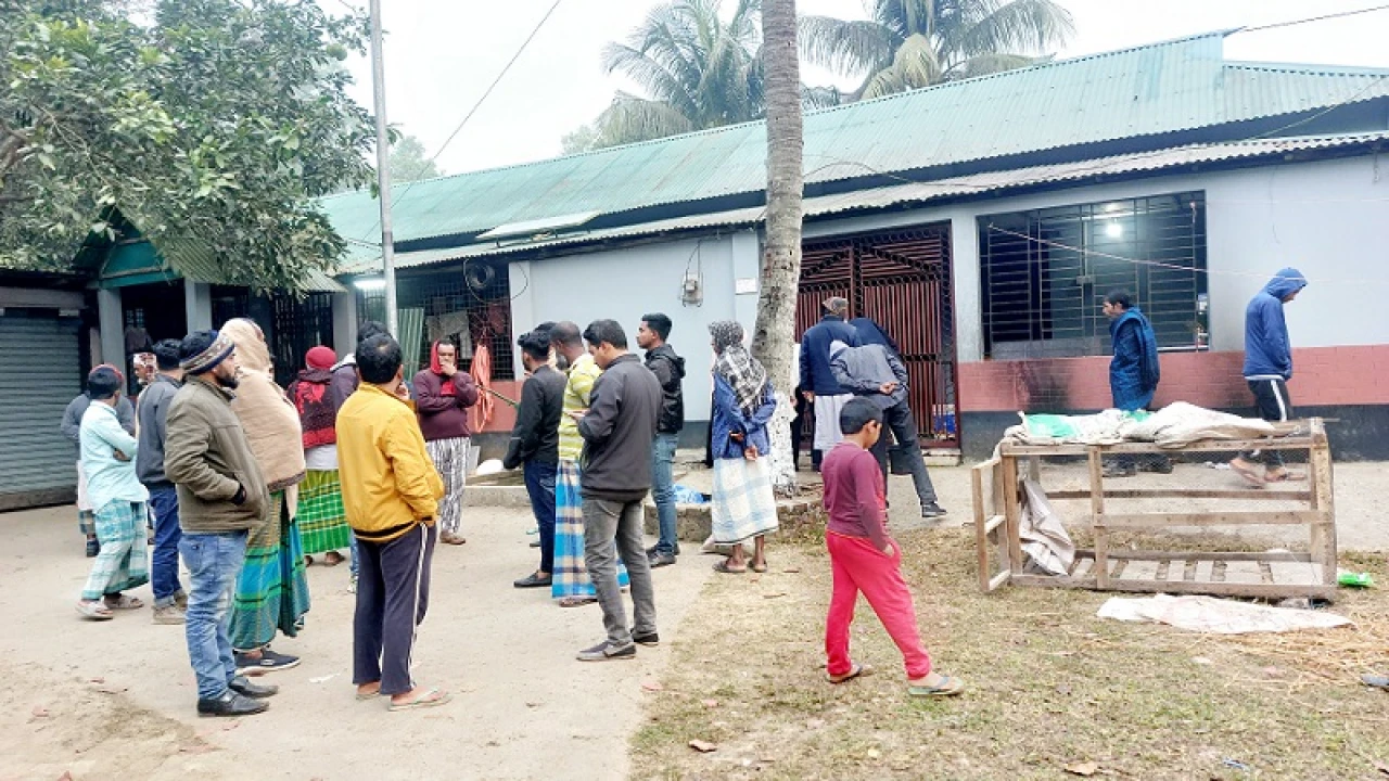 গভীর রাতে আ. লীগ নেতার বাড়িতে গুলি, পেট্রল ঢেলে আগুন
