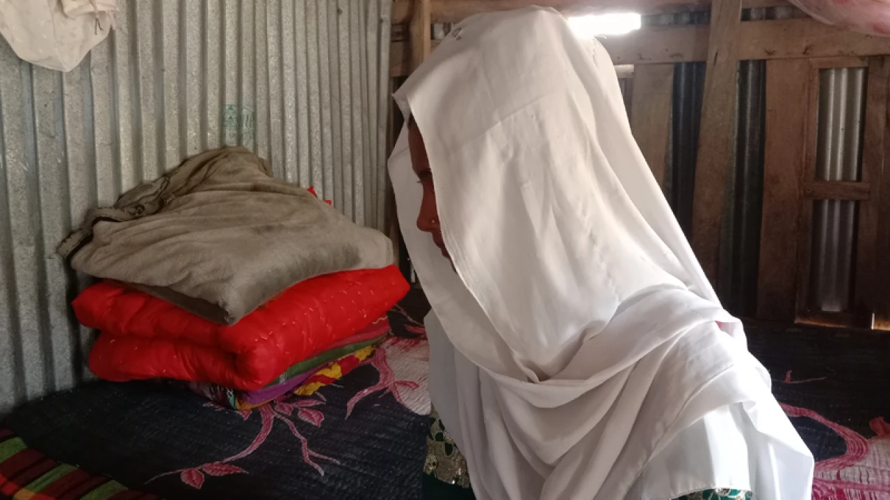 বিয়ের দাবিতে প্রেমিকের বাড়িতে স্কুলছাত্রীর অনশন, প্রেমিক উধাও