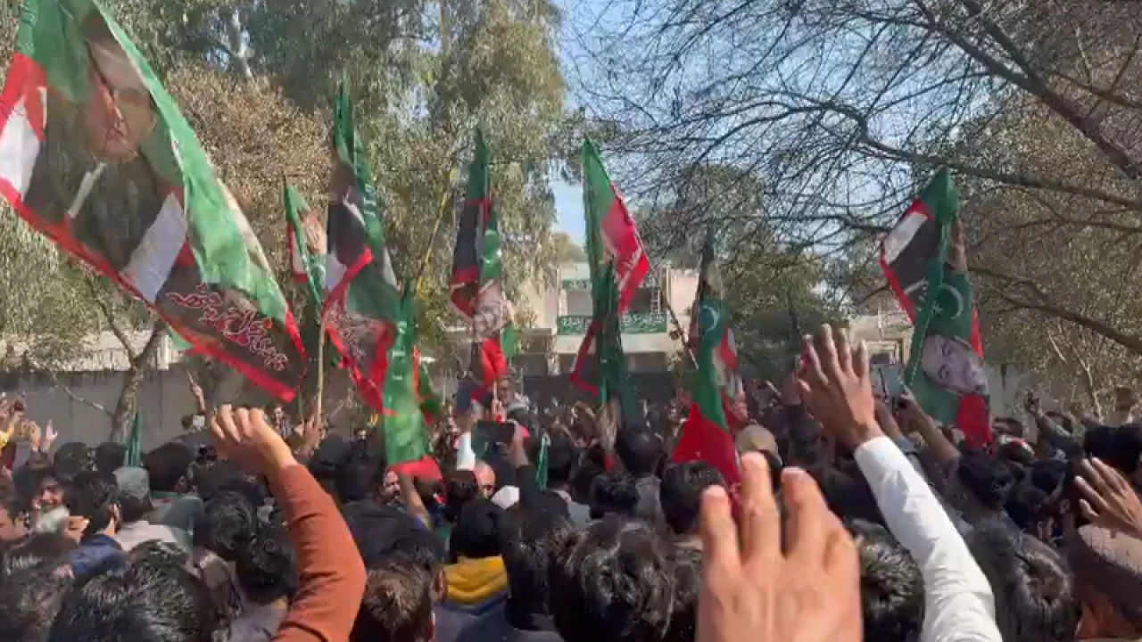 ‘২০০ আসনের ফলে’ এগিয়ে ইমরানের সমর্থিতরা