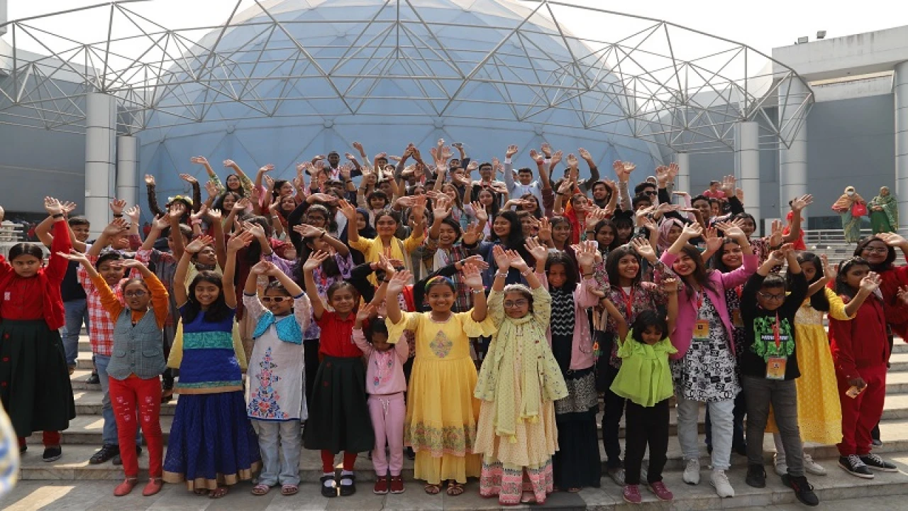 পুরস্কার বিজয়ী শিশুদের নিয়ে নগরভ্রমণ করেছে শিশু একাডেমি