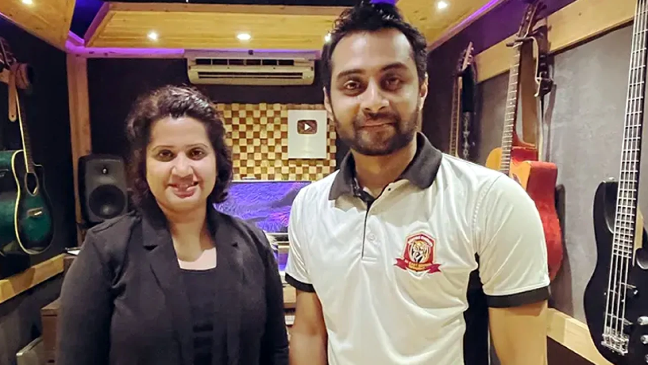 প্রকাশ্যে ন্যানসি-হৃদয়ের ‘আলিঙ্গন’