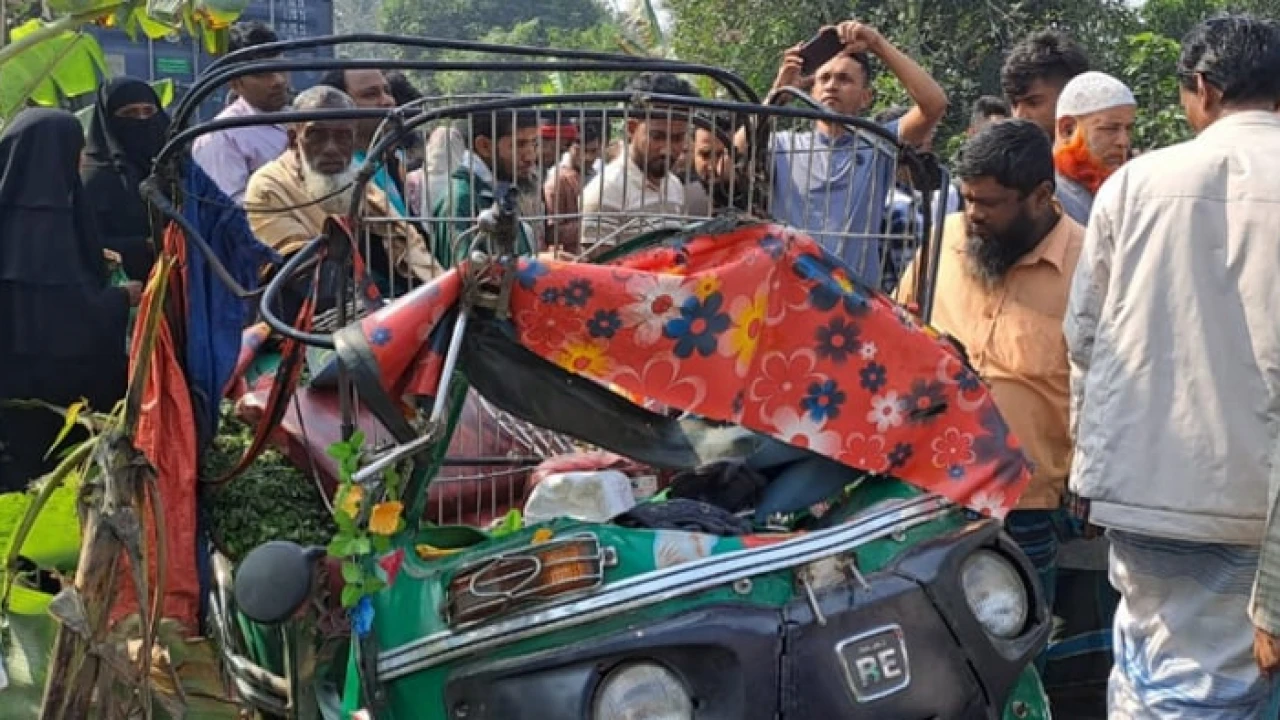 কুমিল্লায় কাভার্ড ভ্যান-অটোরিকশার সংঘর্ষে নিহত ৫