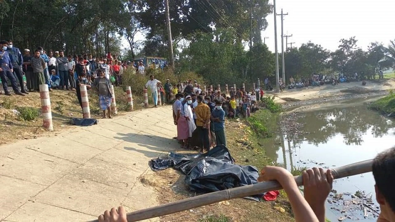 নাফ নদীর শাখা-প্রশাখা দিয়ে ভেসে আসছে মরদেহ