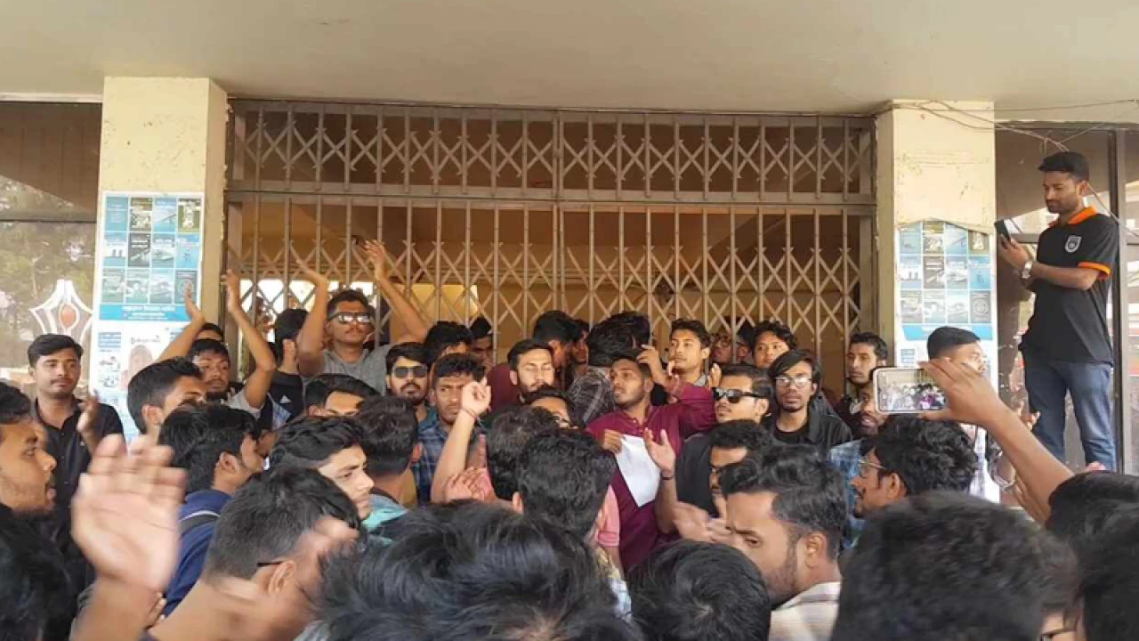 ১১ দফা দাবিতে বিশ্ববিদ্যালয়ের ফটক-প্রশাসনিক ভবনে তালা