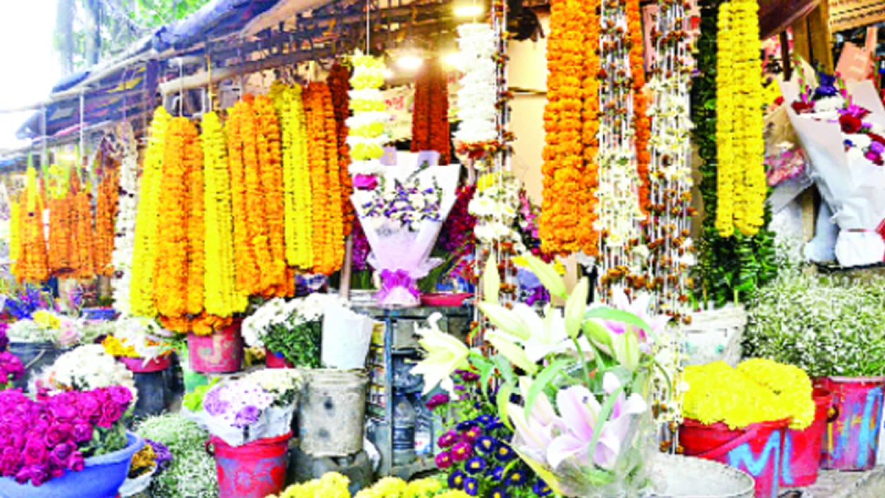 ফুলবাণিজ্যে ফাগুনের হাওয়া